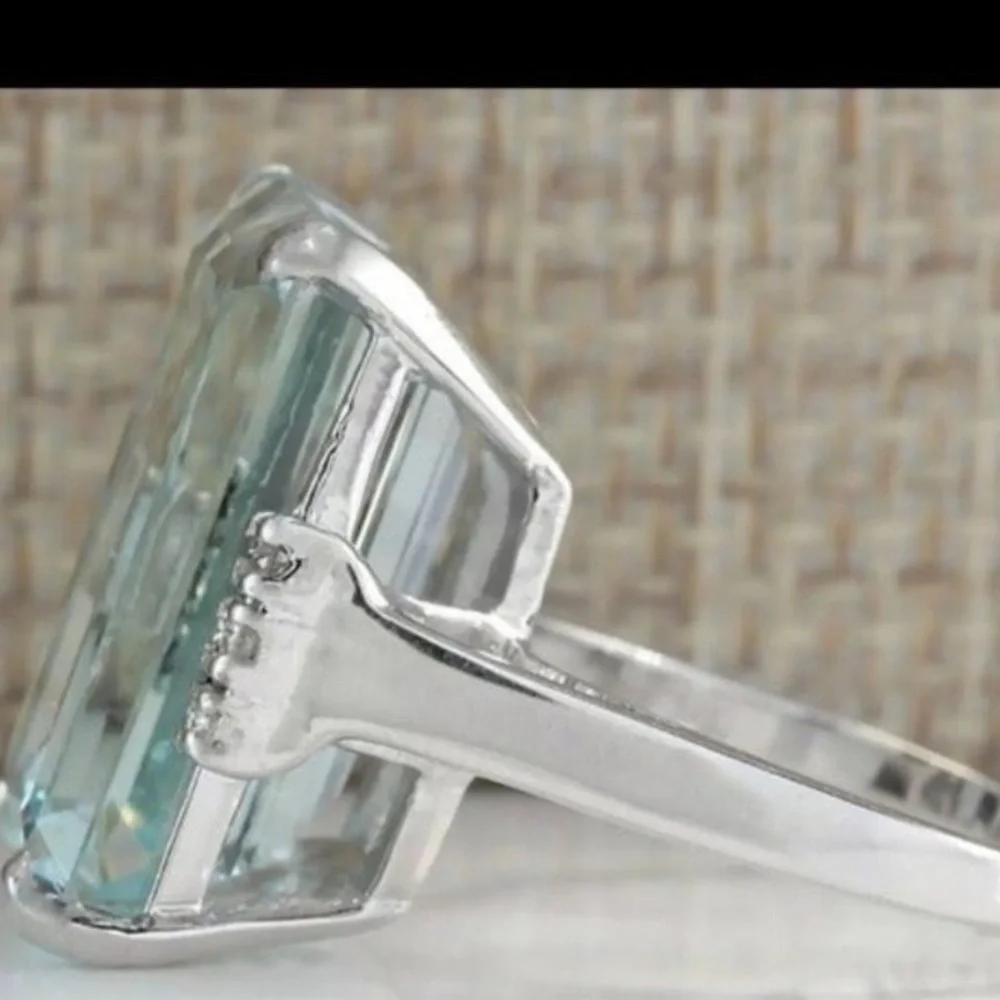 Elegant 9.25 Sterling Silver and Aquamarine Gemstone Ring